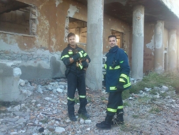 Πυροσβέστες έσωσαν κουτάβι που εγκλωβίστηκε σε ετοιμόρροπο κτίριο