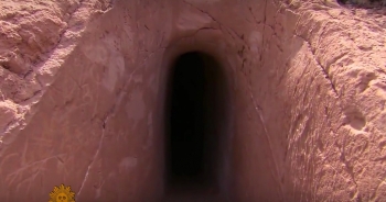 Απομονώθηκε μέσα σε μια σπηλιά μαζί με το σκύλο του για 25 χρόνια. Δείτε πώς είναι σήμερα το εσωτερικό της!