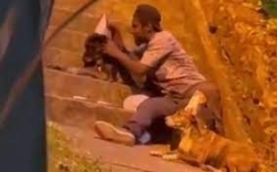 Συγκινητικό βίντεο: Άστεγος γιορτάζει τα γενέθλια του σκύλου του με καπελάκια, τούρτα και κεράκια